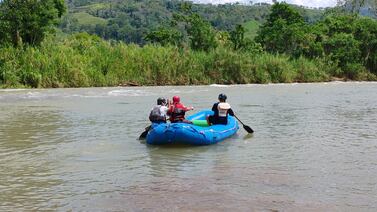 Buzos y kayakistas buscan a niño desaparecido en río