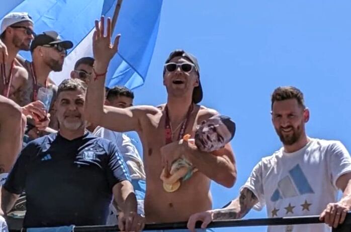 Emiliano Martinez con un muñeco que tiene el rostro de Mbappé. GDA.