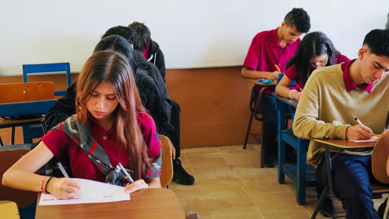 Miles de estudiantes de último año de colegio iniciaron la aplicación de la Prueba Nacional Estandarizada Sumativa este lunes 27 de octubre.