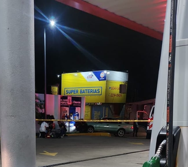 El hombre chocó contra un muro luego de la balacera. Foto: Redes sociales