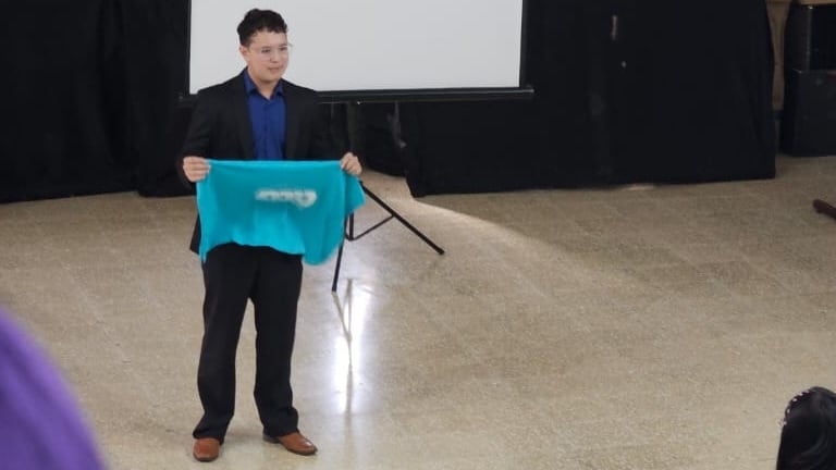 Miembro de PPSO entró a colegio con bandera del partido a dar una charla