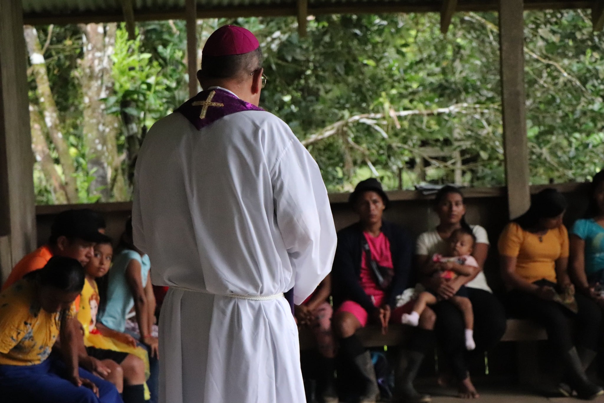 El obispo de Limón, monseñor Javier Román Arias, sobrevivió a un infarto masivo fulminante que lo llevó a una cirugía urgente el pasado 25 de octubre. Cinco meses después, su historia conmueve en Semana Santa.