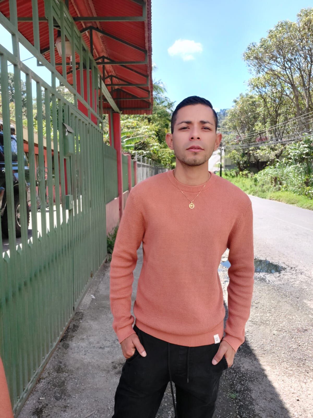 Huecos y aguas negras en Calle Mesen afectan a pobladores