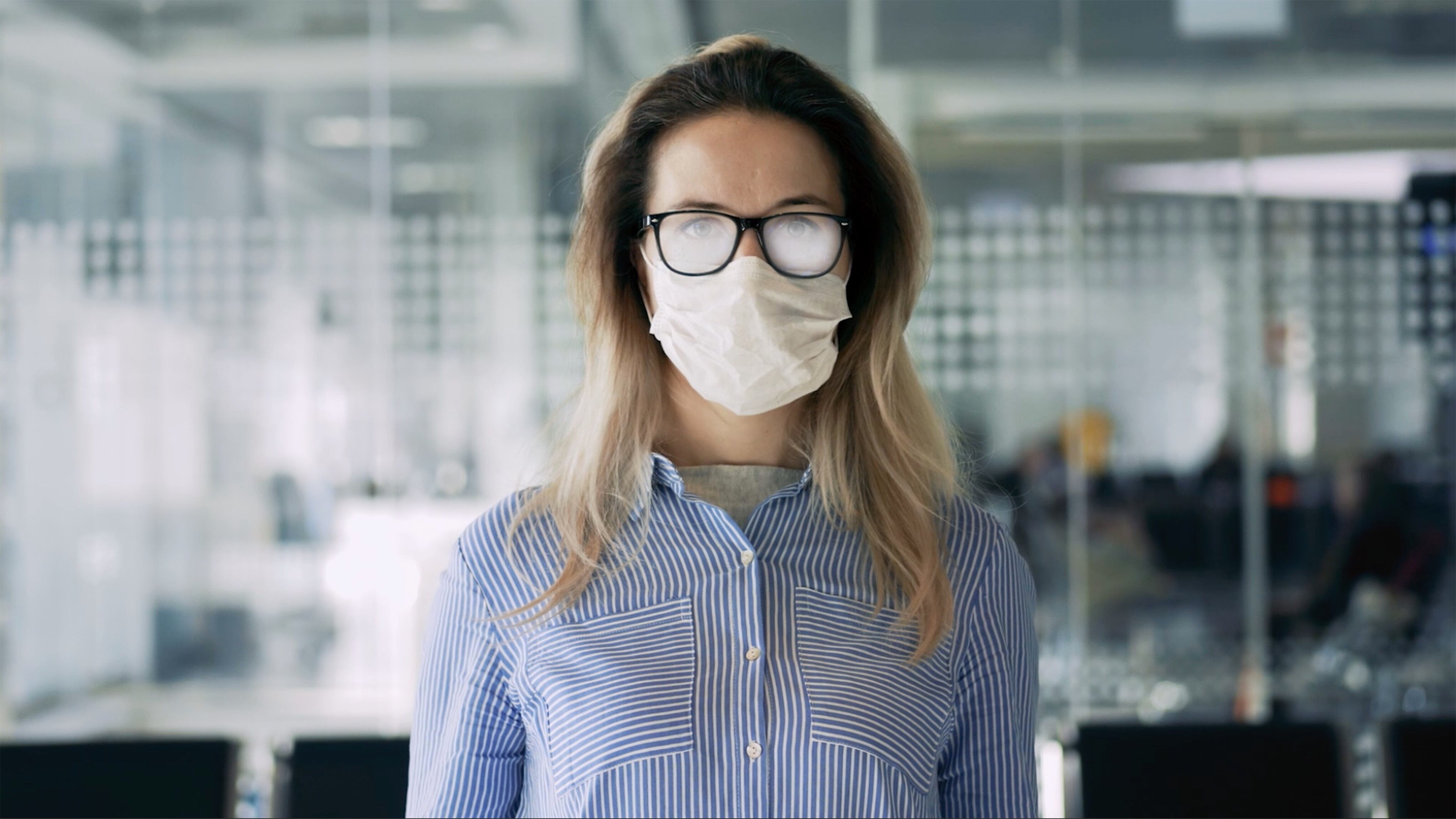 OPTIFOG, Essilor la empresa líder a nivel mundial en lentes oftálmicos, patentó un sistema que combina lentes con capas superiores y un paño inteligente con moléculas antiempañantes