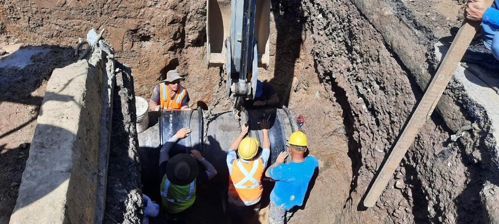 Dos cuadrillas de Acueductos y Alcantarillados (AyA), unos 12 trabajadores, se fajaron duro por 24 horas seguidas para arreglar una fuga que dejó sin agua a 45 mil familias de Alajuelita y Escazú, y que comprometía la apertura de los centros de votación