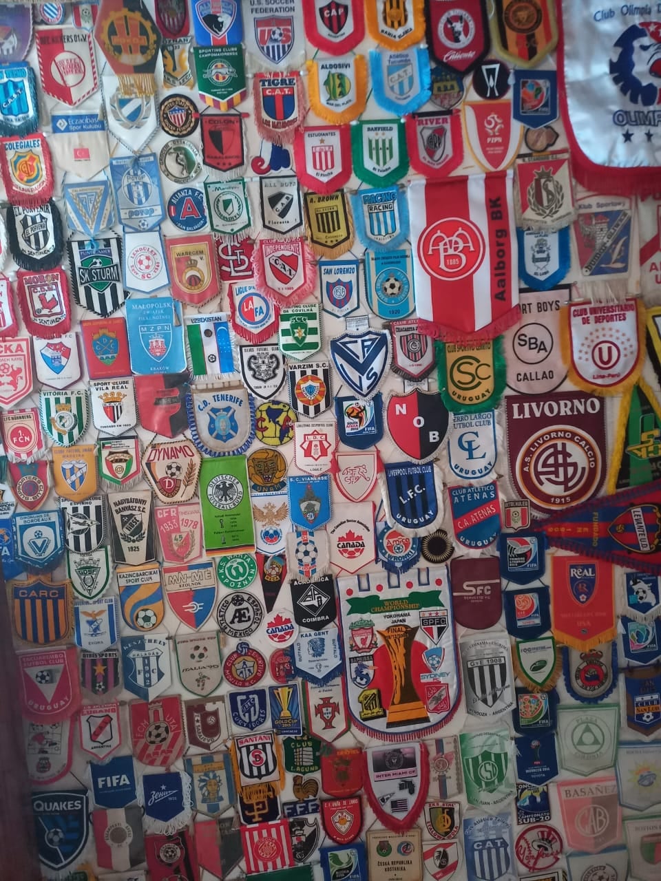 Alex Mazón y su colección'de banderines