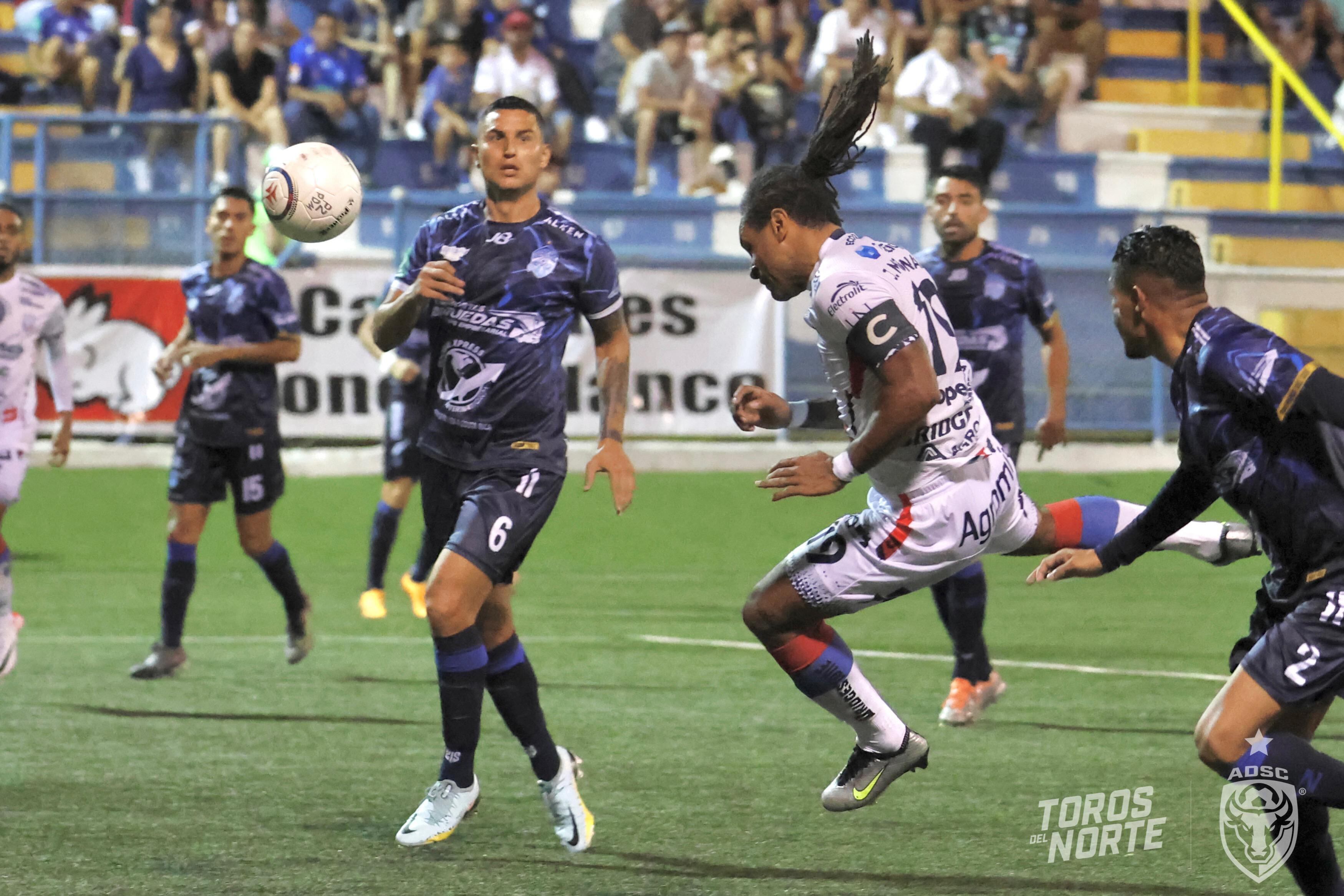 Jonathan McDonald llegó a 168 goles en el fútbol nacional. Foto: Prensa SC