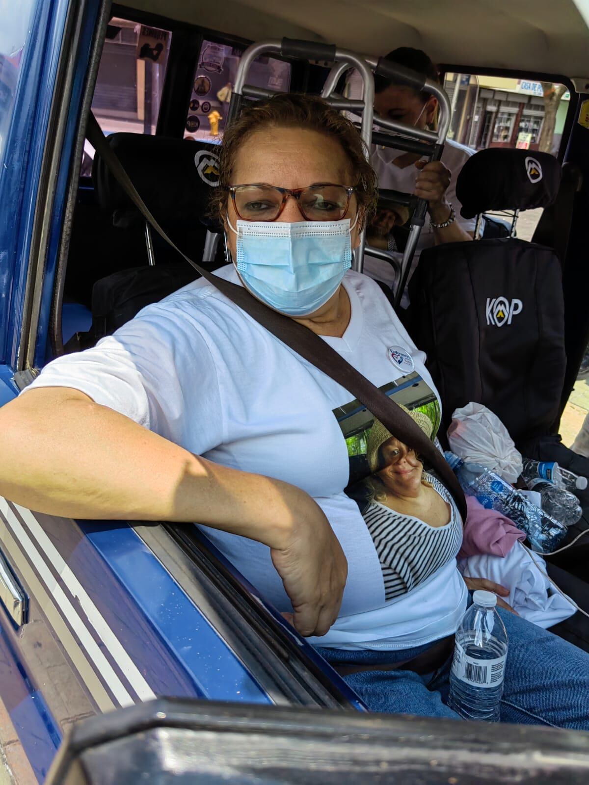 En medio de las celebraciones del Día Internacional de la Enfermería, ese gremio se tiró a la calle para realizar lo que llamaron una marcha por la vida, misma en la cual se lamentaron del decreto que le quitó el uso obligatorio a la mascarilla. En la foto doña Luz Solano Calderón, enfermera que se contagió de covid-19 en enero del 2022 y estuvo 2 meses internada, casi fallece.