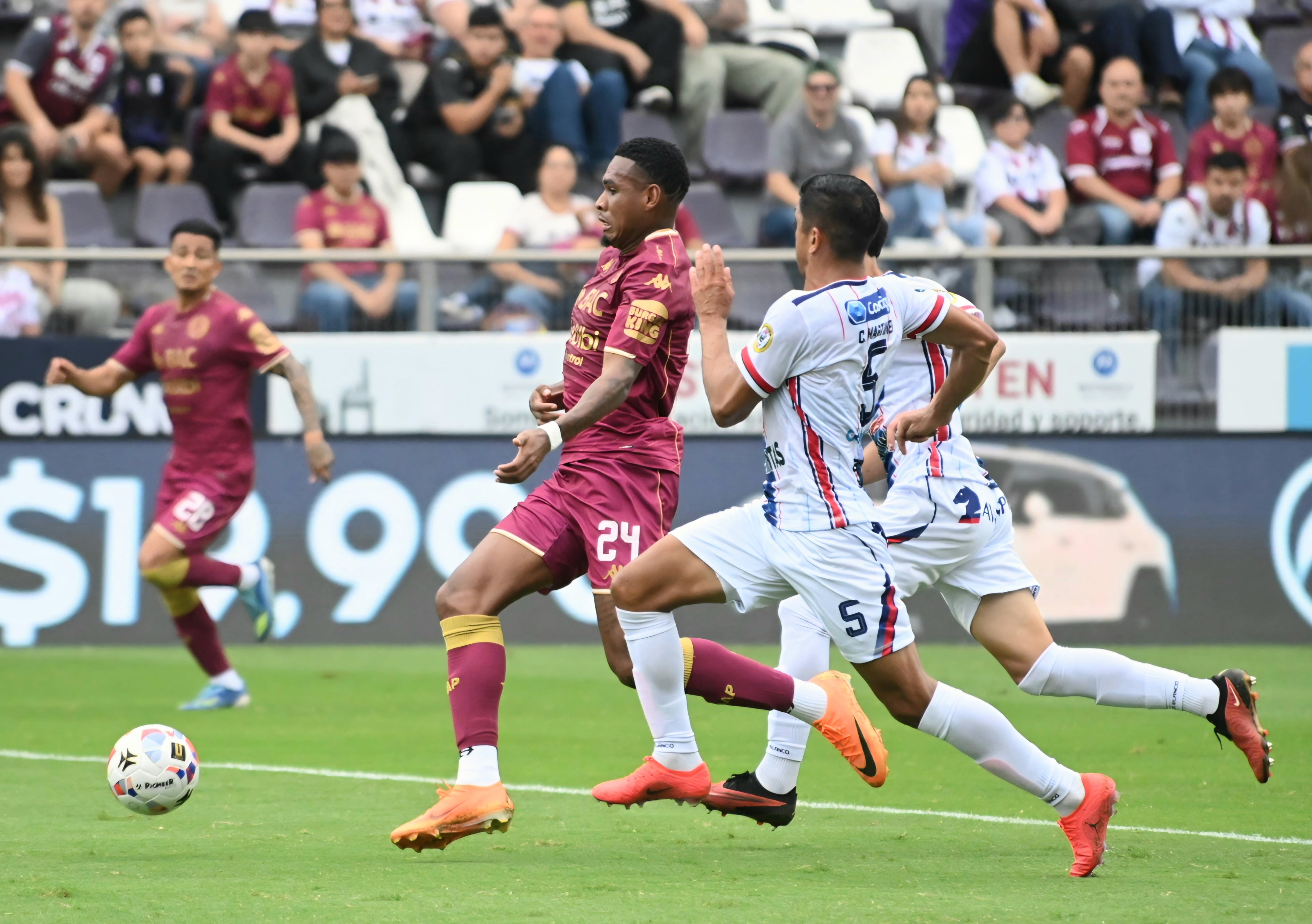 02 de agosto del 2026. Estadio Ricardo Saprissa. 16:00 hrs. El Deportivo Saprissa se enfrenta al San Carlos FC en la jornada 2 del Torneo de Apertura 2026 del Campeonato Nacional de fútbol de la Primera División. En la foto: los técnicos Hernán Medford y Walter Centeno y acciones importantes del juego. Foto: Albert Marin.
