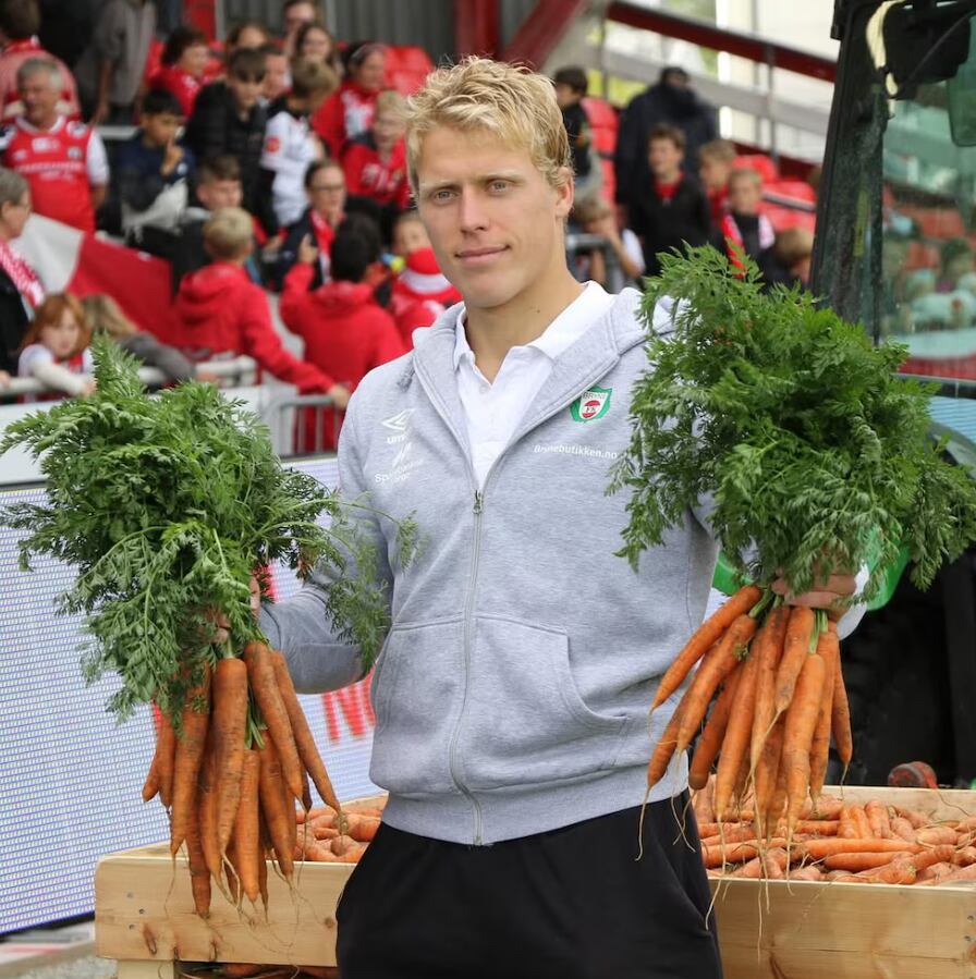 Sanel Bojadzic se llevó 50 kilos de zanahorias tras haber sido elegido la figura del partido en el Bryne FK de Noruega. Instagram Bryne FK.
