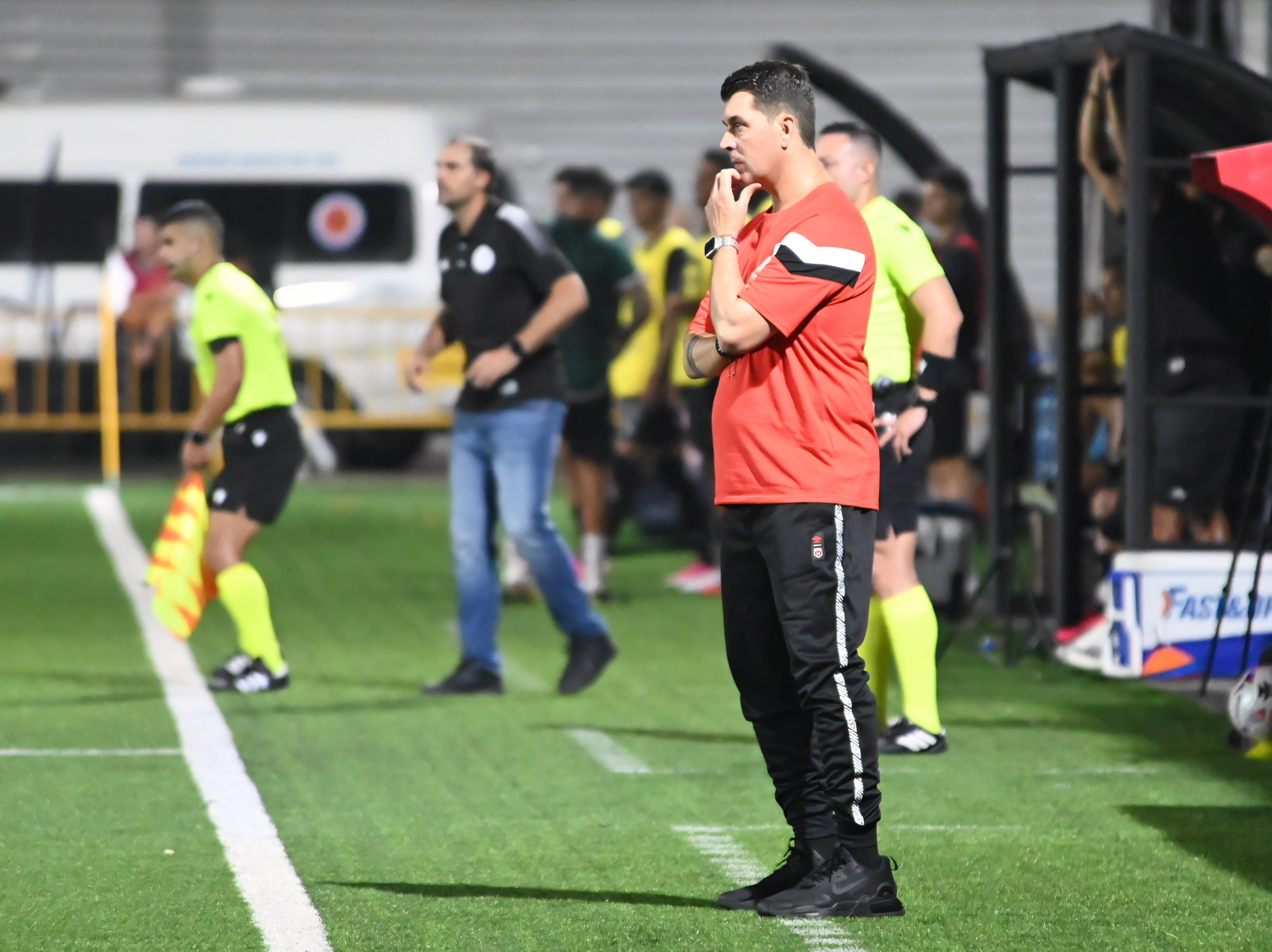 25 de julio del 2026. Estadio Puente de Piedra, Grecia. 20:00 hrs. El equipo Sporting FC se enfrenta a la Liga Deportiva Alajuelense en la jornada 1 del Torneo de Apertura del Campeonato Nacional de fútbol de Primera División. En la foto: los técnicos Andrés Carevic (Sporting) e Ismael Rescalvo (LDA). Acciones durante el juego. Foto: Albert Marin.