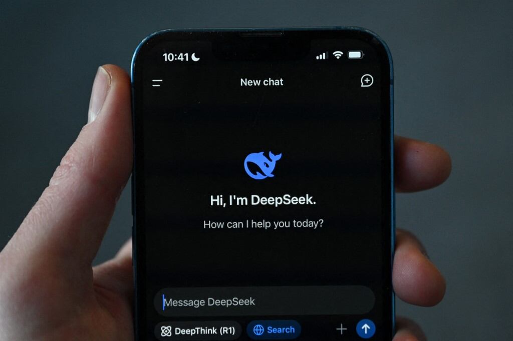 Un teléfono móvil muestra la interfaz de DeepSeek, un chatbot de inteligencia artificial creado en China, con el mensaje "Hi, I'm DeepSeek. How can I help you today?".