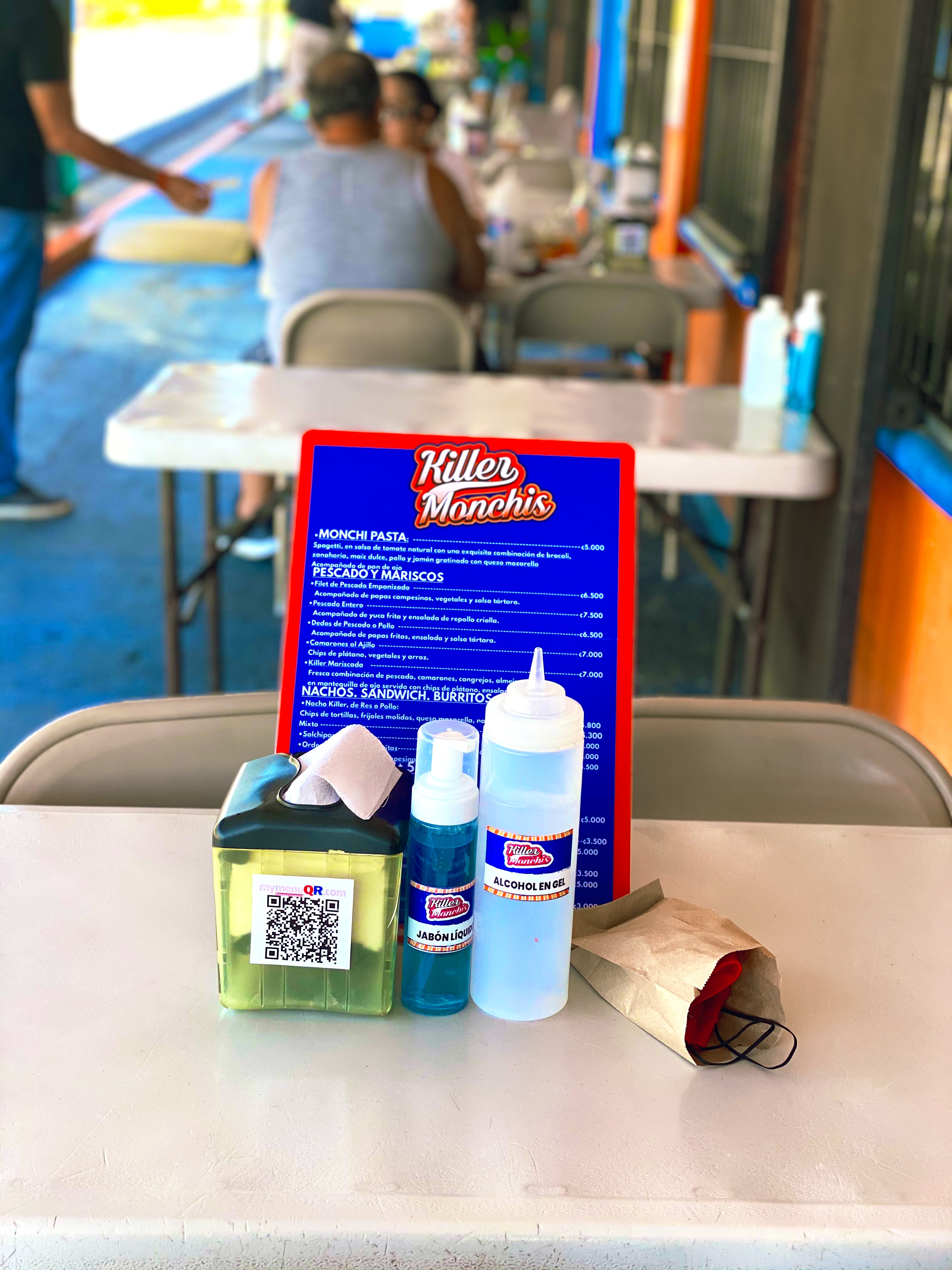 Don Rodrigo Flores Bolaños es de Orotina y su srestaurante Killer Monchis se salvó porque él se agarró de la higiene y la bolsita del doctor chapatín