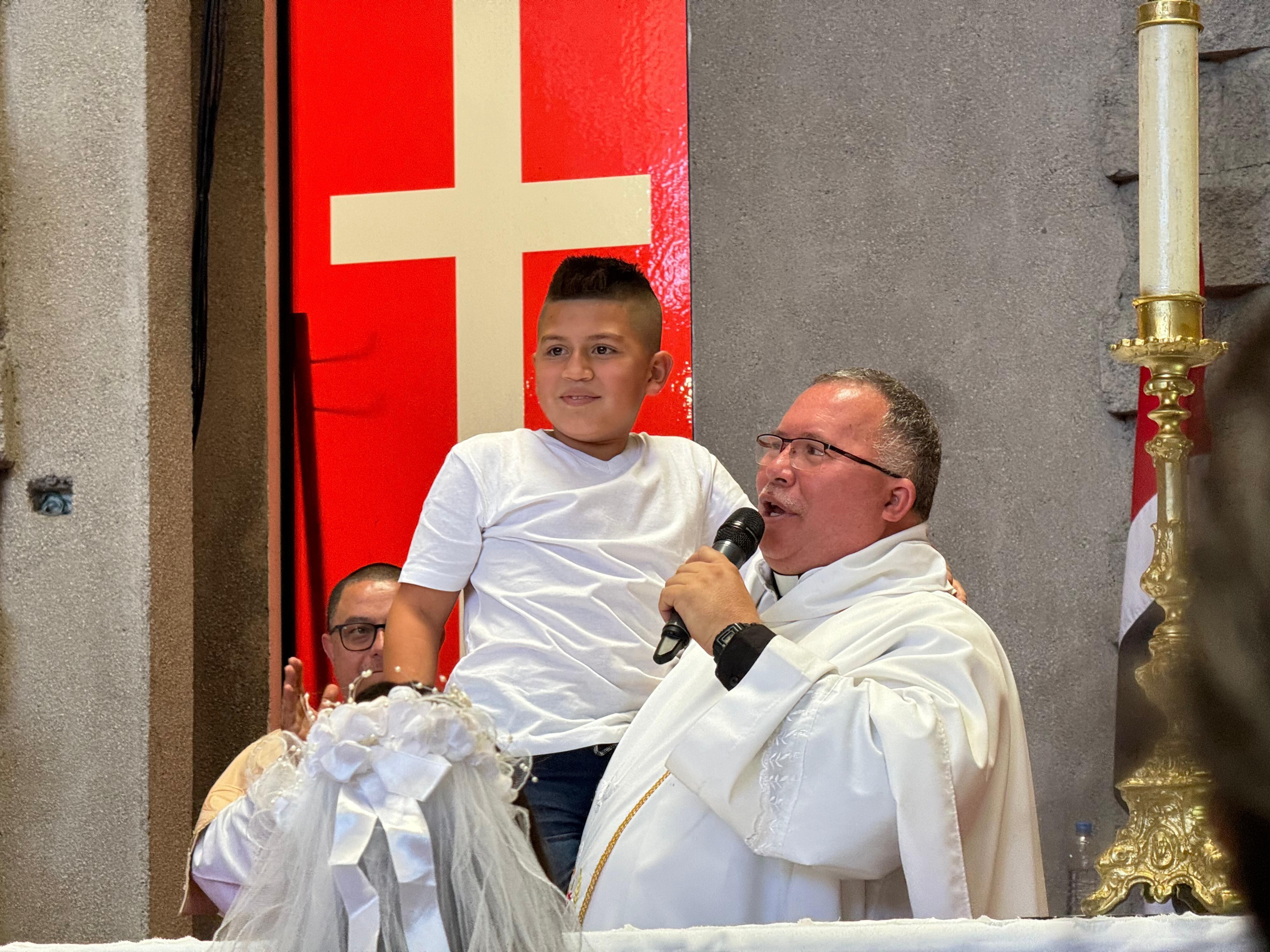 Kalebh Villegas Vargas, es un vecinito de Alajuelita, tiene 9 años y, como él mismo asegura, es un milagro de Dios porque cuando ni la medicina daba nada por su vida, una visita muy especial marcó un cambio en su salud. Llegó el padre Sergio Valverde de Obras del Espíritu Santo a la UCI del Hospital de Niños con el Santísimo.