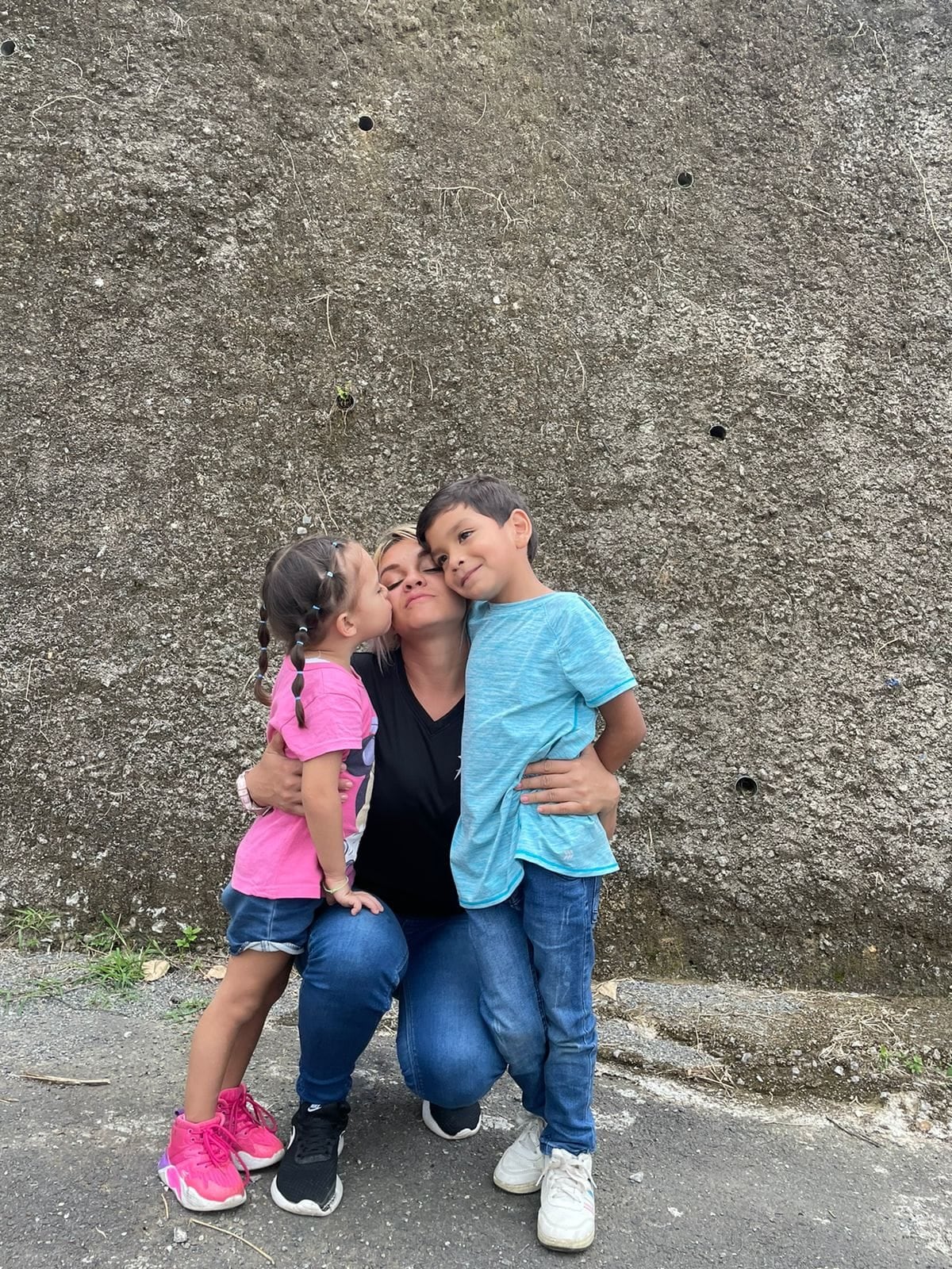 Dorelia Ramírez, vecina de San Miguel de Desamparados, dejó las adicciones gracias a un centro cristiano y ahora recorre el país vendiendo pancitos para sostener a sus tres hijos