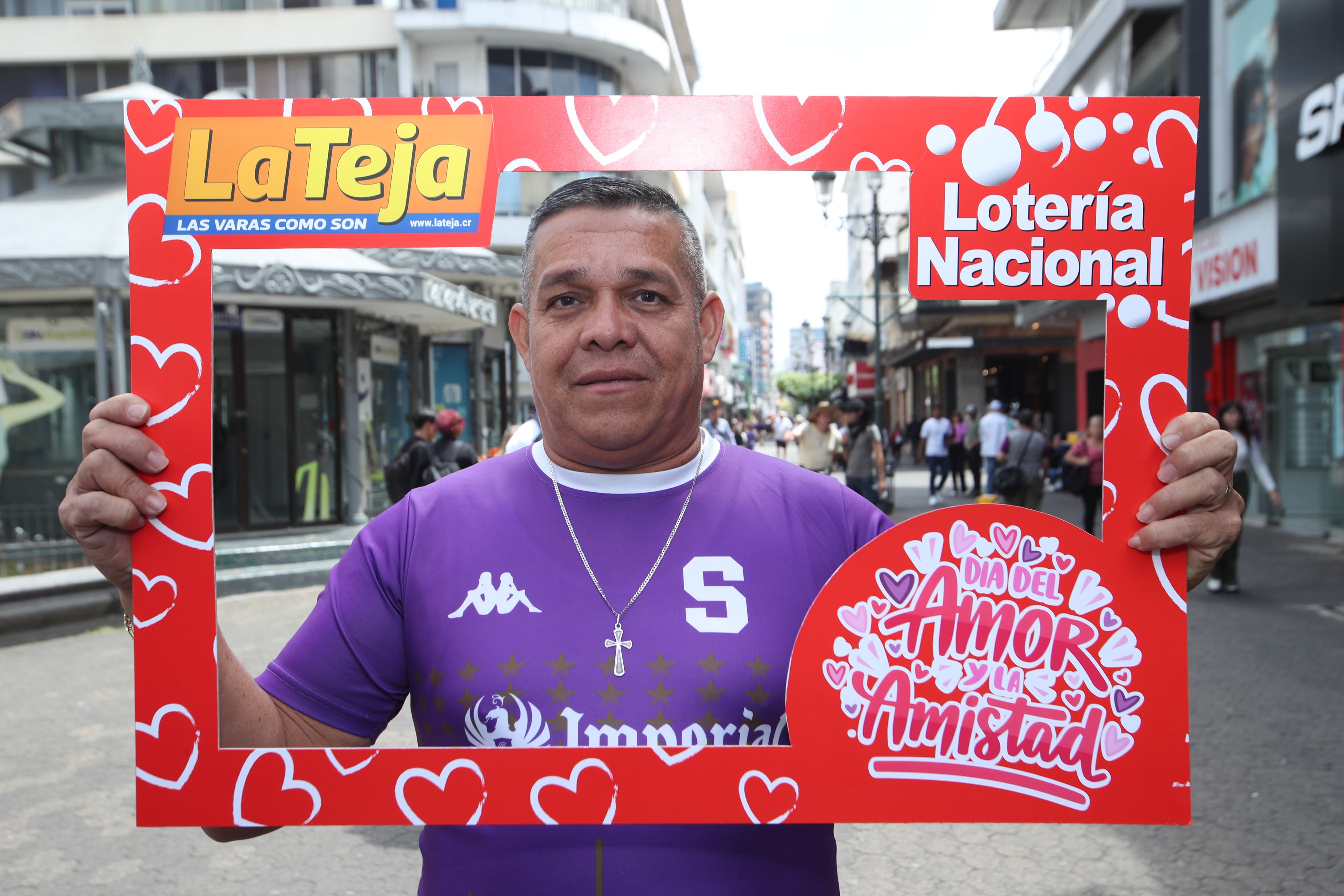 14/02/2024/ recorrido con La Teja donde los josefinos envían saludo especial por medio de las redes sociales de La Teja con un marco alusivo a san Valentín/ foto John Durán