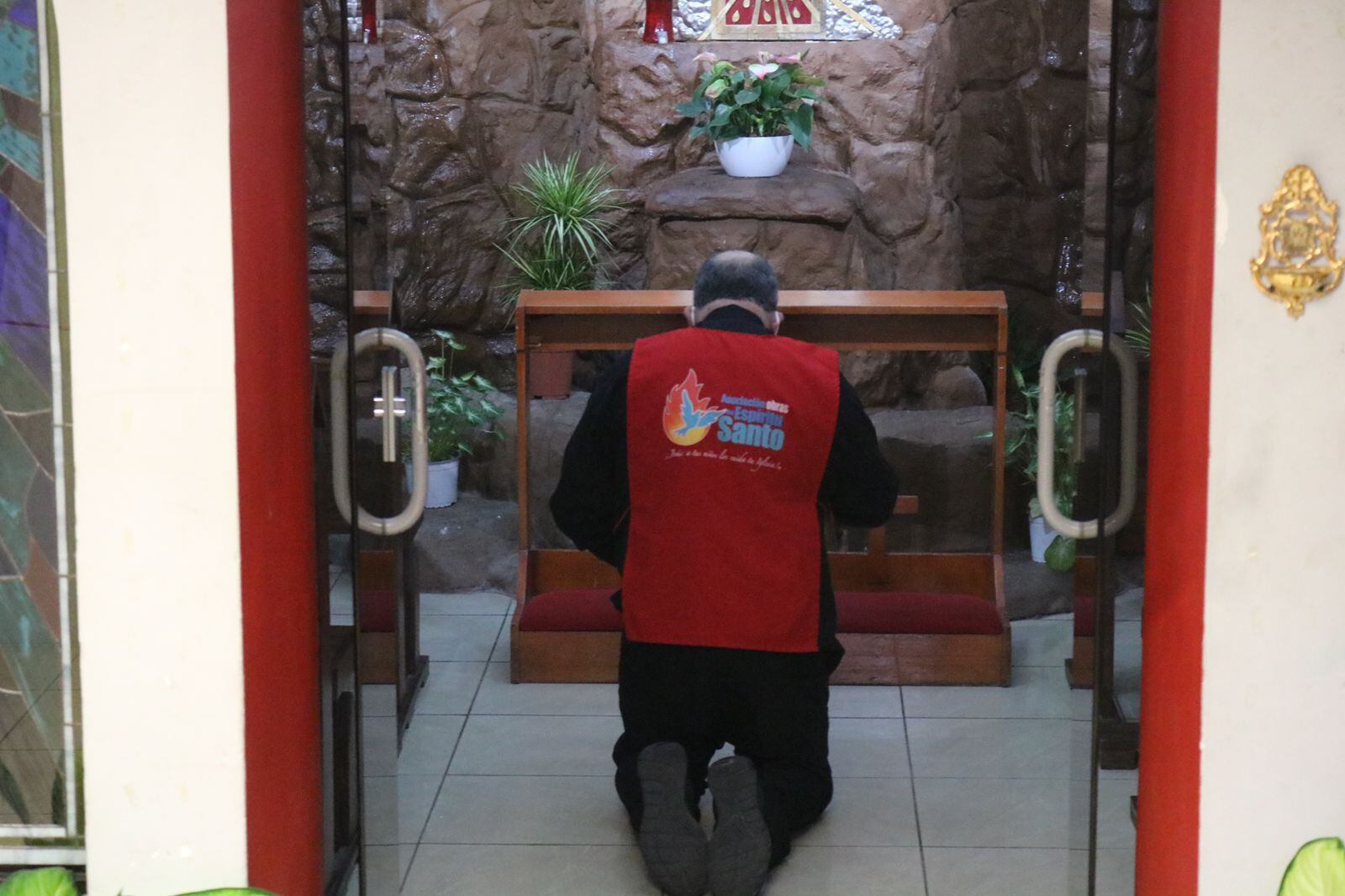 A eso de las 5:15 de la tarde del jueves 8 de setiembre el padre Sergio Valverde llegó al edificio central de la Asociación Obras del Espíritu Santo. Se bajó de un carro y pegó tremendos brincos de felicidad porque le dieron la salida después de dos días internado con covid-19