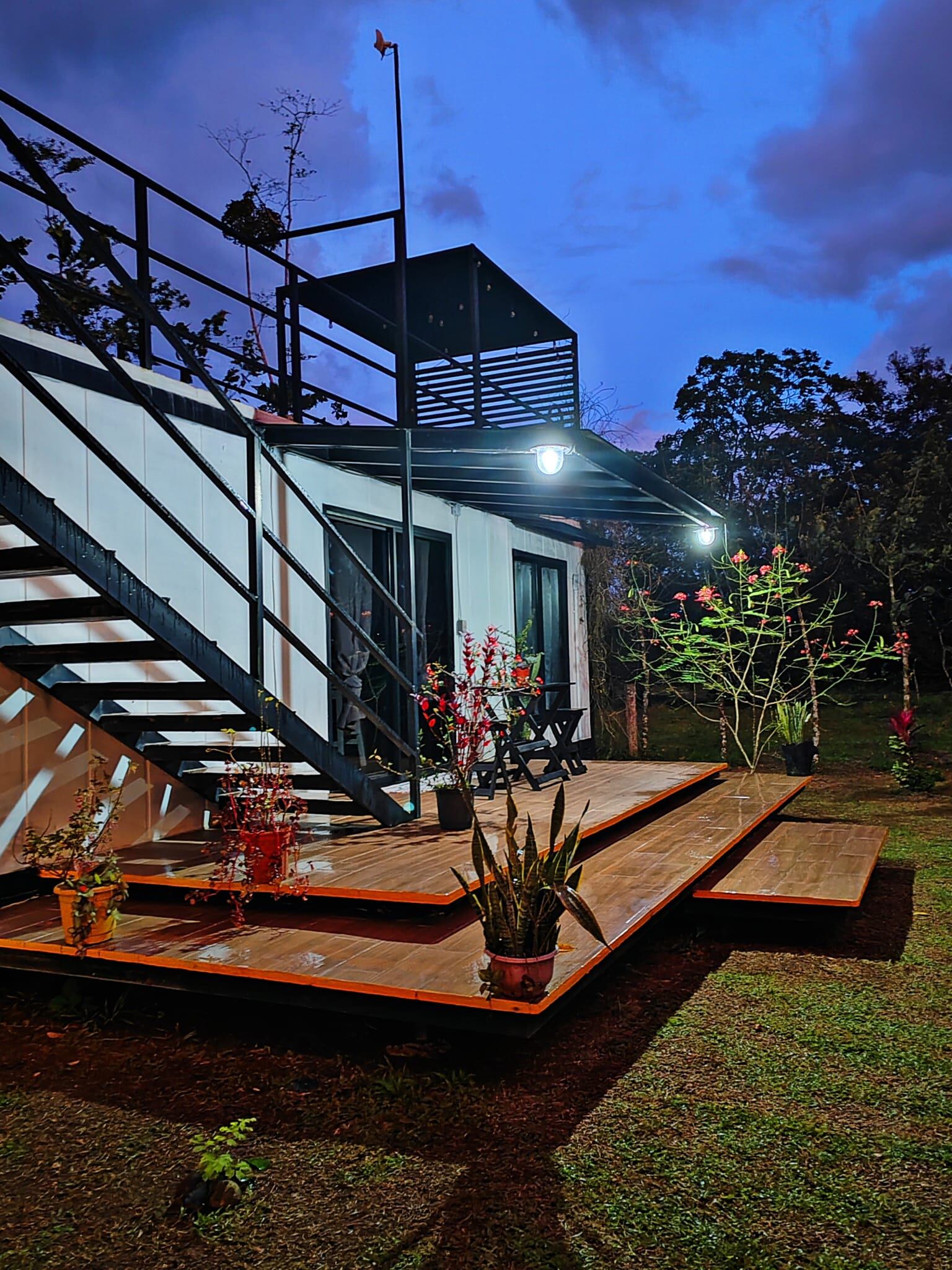 Amalia Barrantes Orozco es maestra de primaria y en el 2020 se le ocurrió la “loca” idea de invertir los ahorros de su vida en un proyecto demasiado nuevo para el desconocido barrio Esteritos en Pocosol, una cabaña a partir de un contenedor