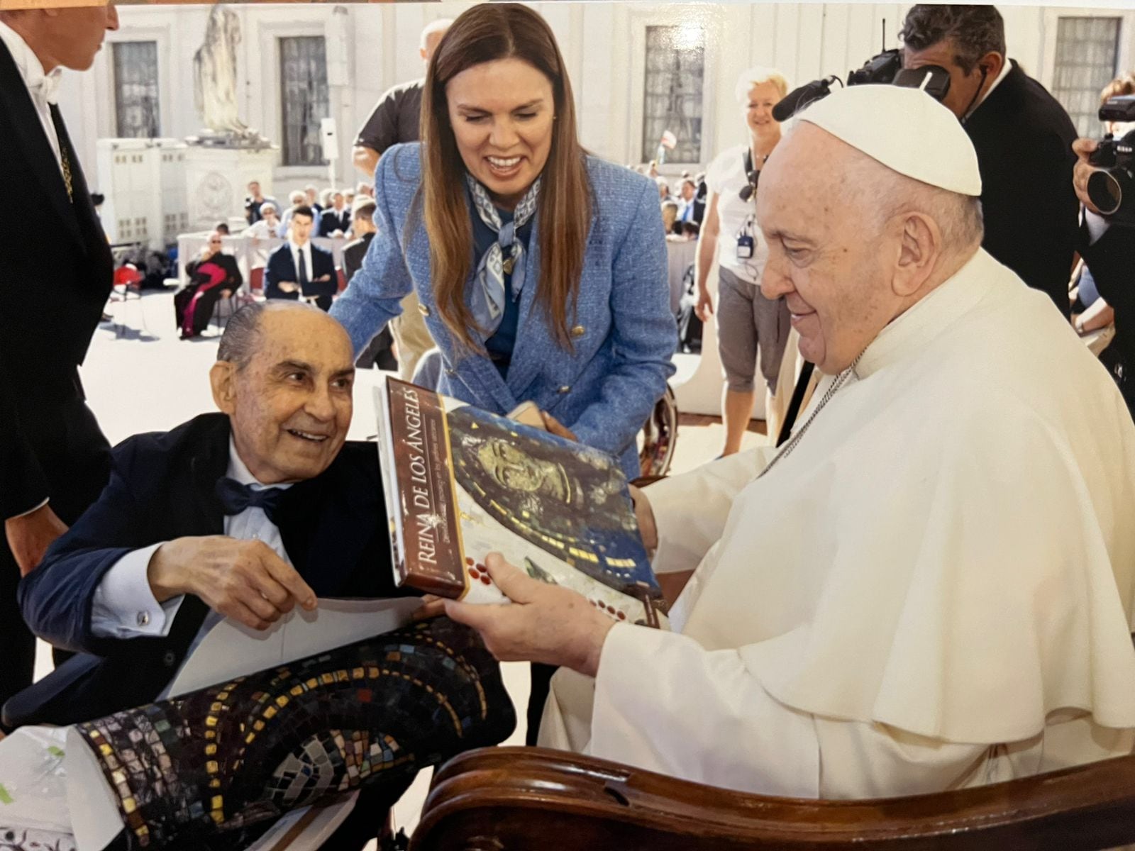 Paula Sáenz Soto no pinta por encargo ni por moda. Pinta por amor. Y desde hace más de quince años ese amor tiene un nombre celestial: la Virgen de los Ángeles, “la Negrita”.