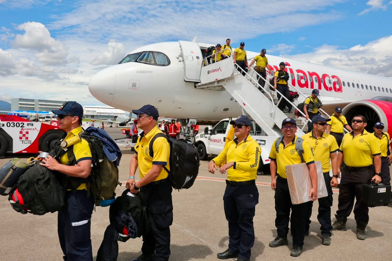 Los 48 rescatistas del Cuerpo de Bomberos de Costa Rica que participaron en las labores de búsqueda y rescate tras los terremotos en Venezuela regresaron este domingo 5 de julio al país. Foto: Alonso Tenorio