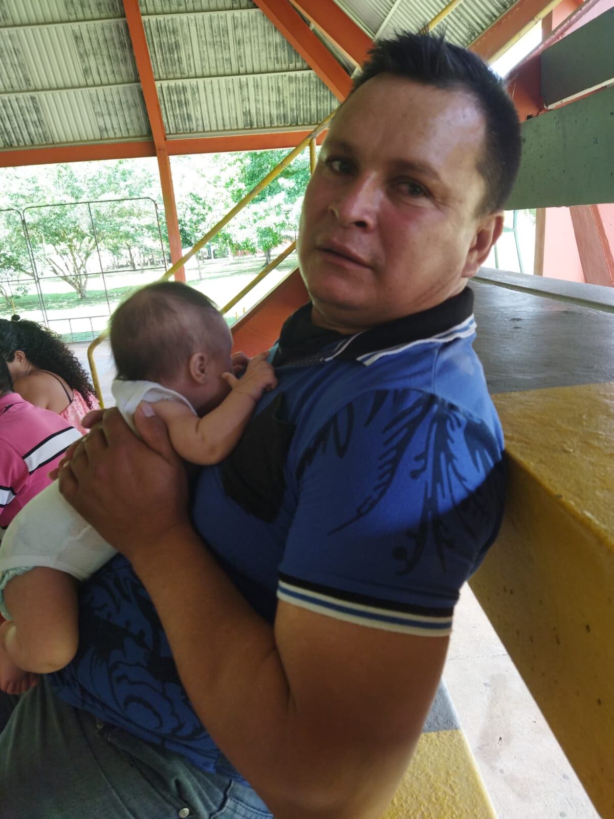 Las fotografías de Marcos Manuel Hidalgo Arguedas, de 39 años, son la única forma para que una bebé de dos años y siete meses reconozca a su papito. Foto: Cortesía Grace Romero para La Teja