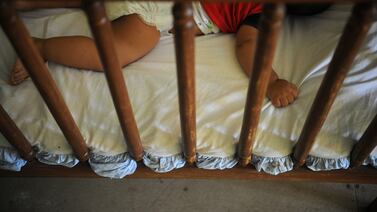 Bebé está grave al sufrir quemaduras con agua hirviendo