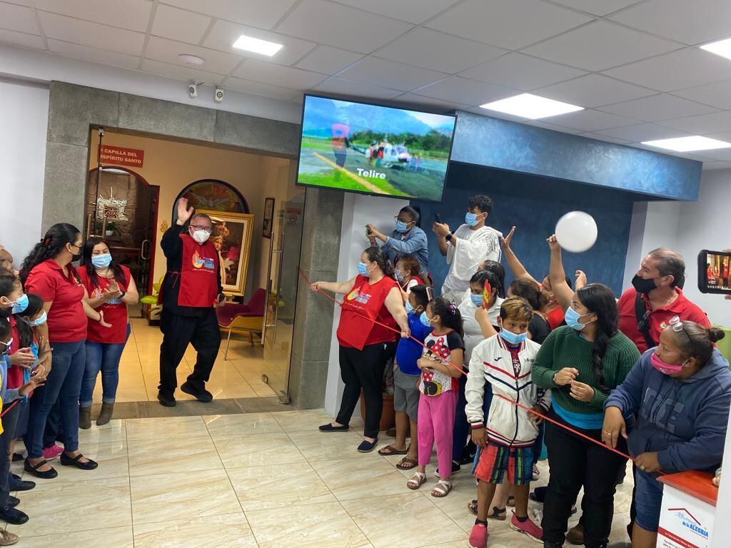 A eso de las 5:15 de la tarde del jueves 8 de setiembre el padre Sergio Valverde llegó al edificio central de la Asociación Obras del Espíritu Santo. Se bajó de un carro y pegó tremendos brincos de felicidad porque le dieron la salida después de dos días internado con covid-19