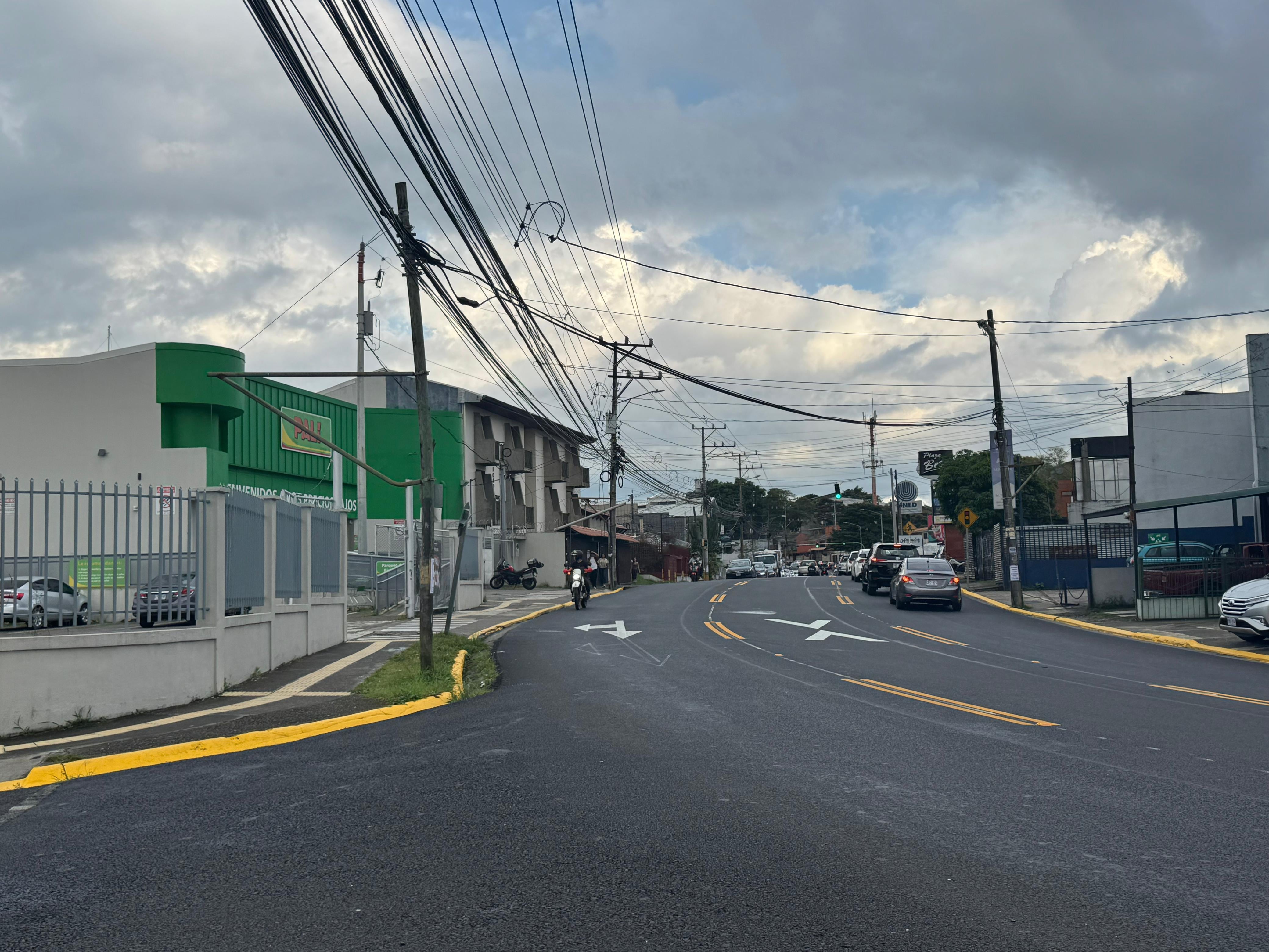 El nuevo carril reversible que entre Sabanilla y Montes de Oca que comenzó a funcionar este viernes 7 de noviembre no duró ni media hora en provocar problemas vecinales, indignación, el accidente de un motociclista y al menos dos choques.