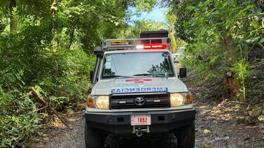¡Emergencia en Turrialba! Joven en parapente se estrella contra árboles en zona de difícil acceso