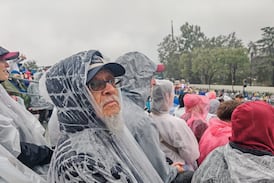 Señor de 84 años demuestra desde el Desfile de las Rosas que para cumplir sueños no hay edad