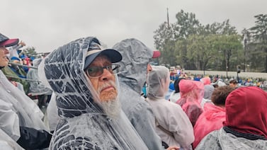 Señor de 84 años demuestra desde el Desfile de las Rosas que para cumplir sueños no hay edad
