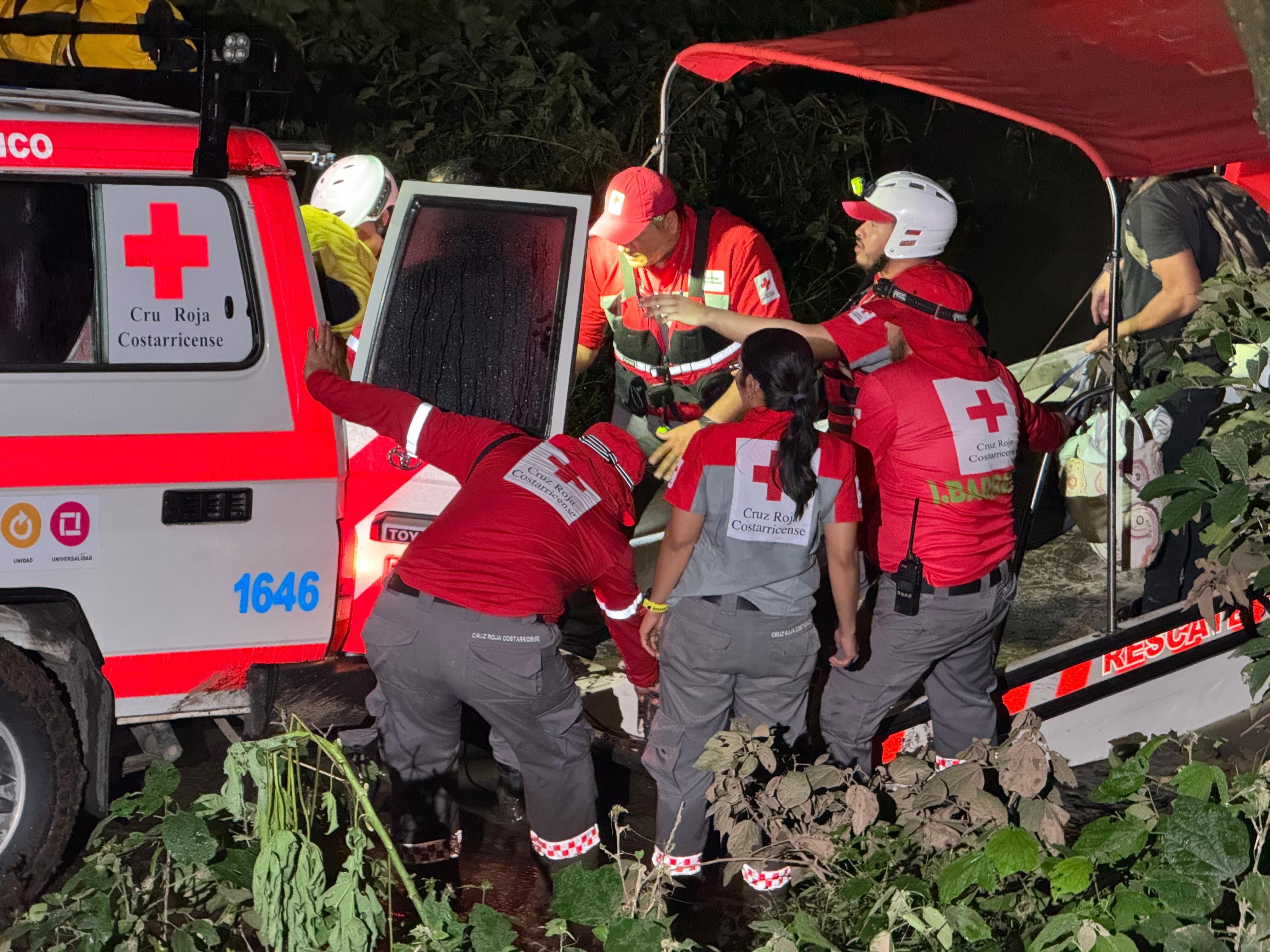 Una mujer y su bebé recién nacido fueron rescatados en una vivienda que se encontraba en peligro.