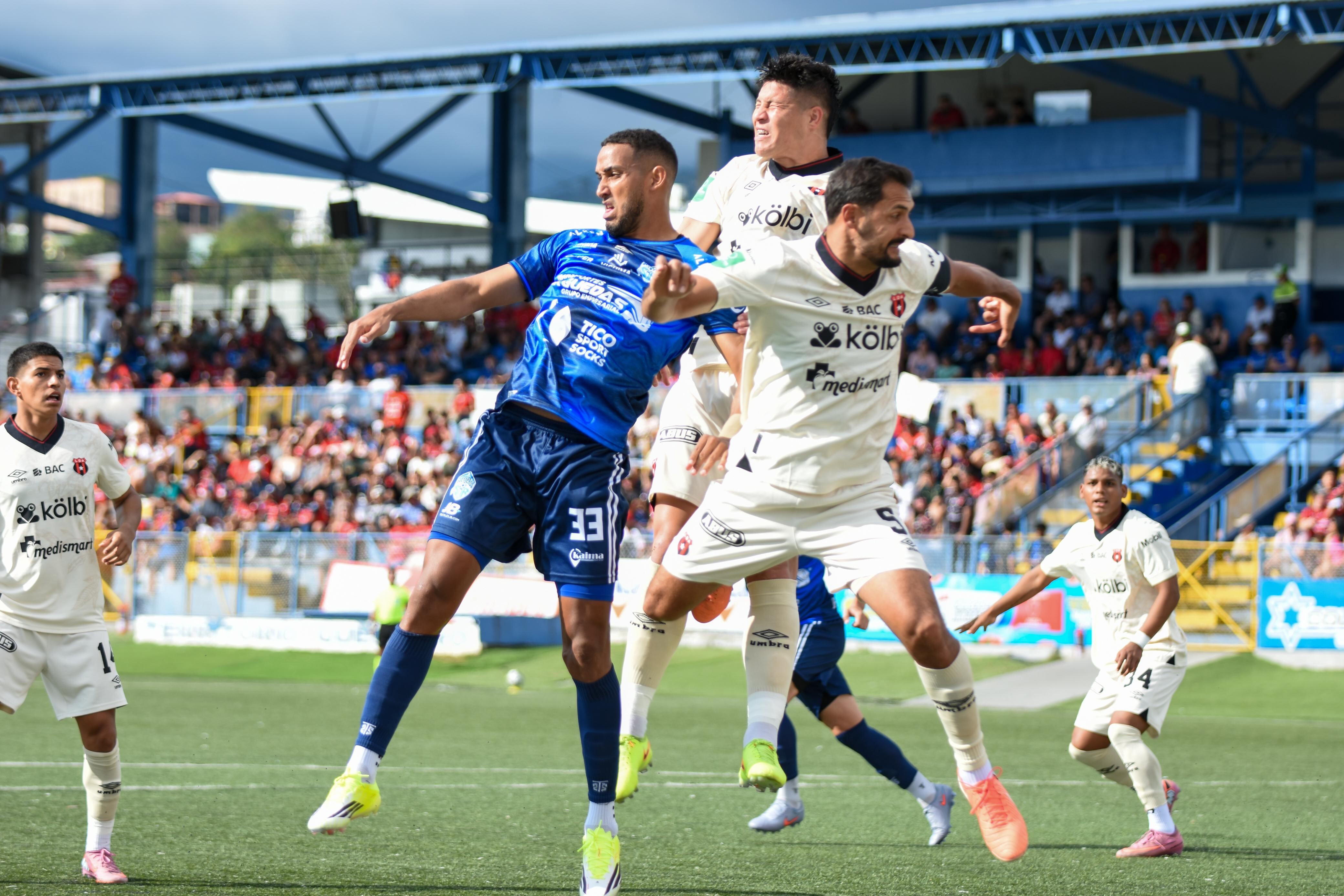 El partido entre Pérez Zeledón y Liga Deportiva Alajuelense no está exento de polémica.