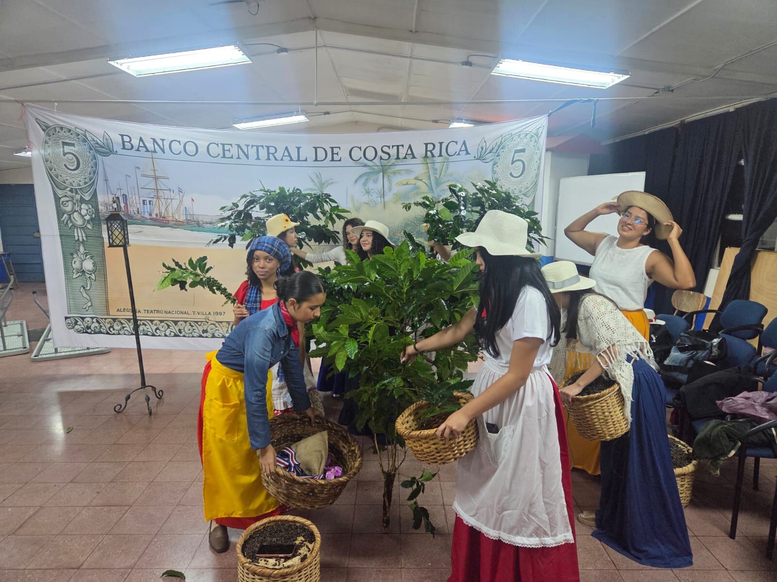 25 jóvenes del Colegio Técnico Profesional Carlos Pascual Zúñiga de San Rafael de Heredia le dio vida a nuestro hermoso billete de 5 colones. El director de la puesta en escena es Jonathan Arce Rodríguez y la idea fue de Juan Francisco Valerio Delgado, quien es investigador sociocultural. El CTP tiene un proyecto con los estudiantes que se llama "Viajeros en el tiempo".