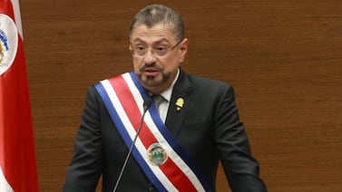 Hiperplasia prostática: causas, síntomas y tratamientos del mal que llevará a Rodrigo Chaves al quirófano