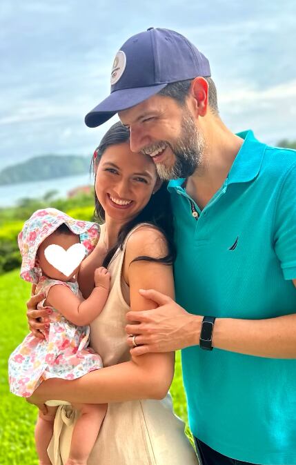 Periodista Carolina Monge, de Buen día, junto a su esposo Víctor Barrante y su hija Mariana