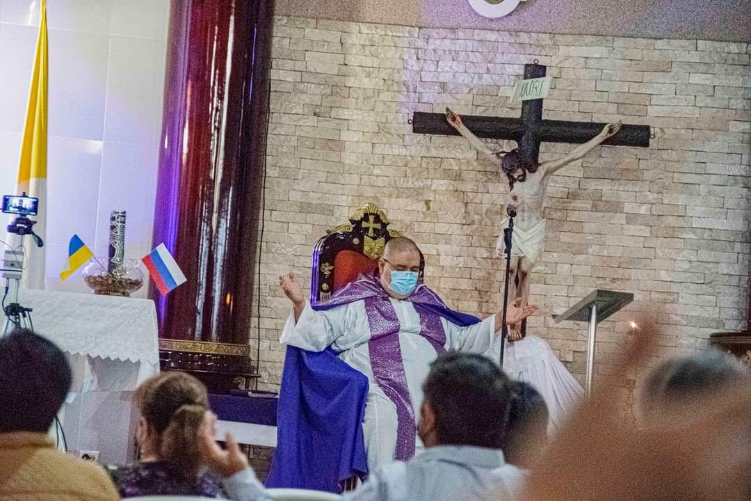 Desde la casa de La Negrita, la basílica de Nuestra Señora de Los Ángeles, en Cartago, el país entero se conectará con el papa Francisco en el Vaticano, este 25 de marzo, para consagrar a Rusia y Ucrania al Corazón Inmaculado de María. En la foto el padre Víctor Jiménez Gómez, el padre Toto, mantiene banderas de Rusia y Ucrania.