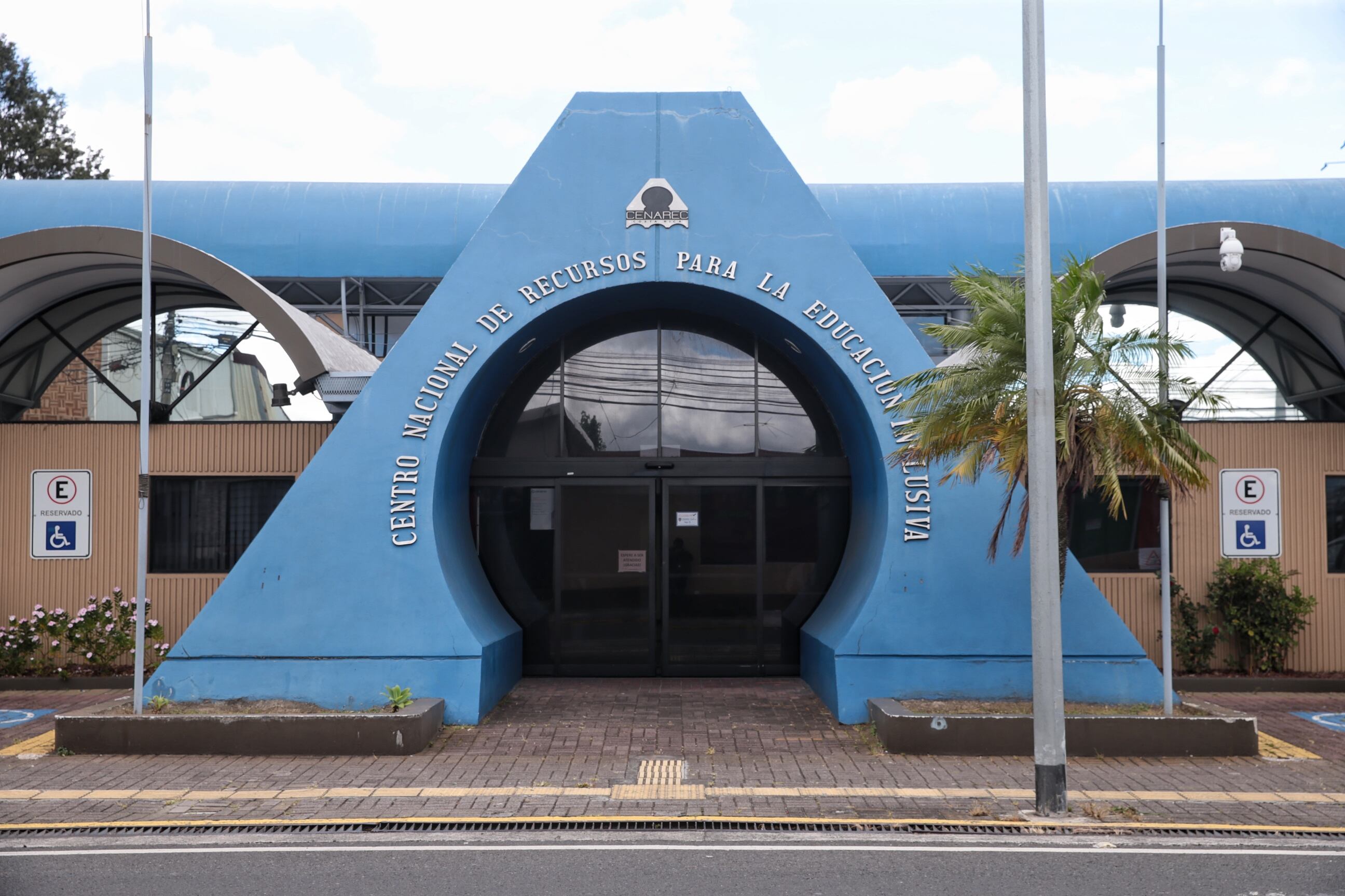 27/01/2024/ Fotografías en las afueras de la Escuela Fernando Centeno Güell / foto John Durán