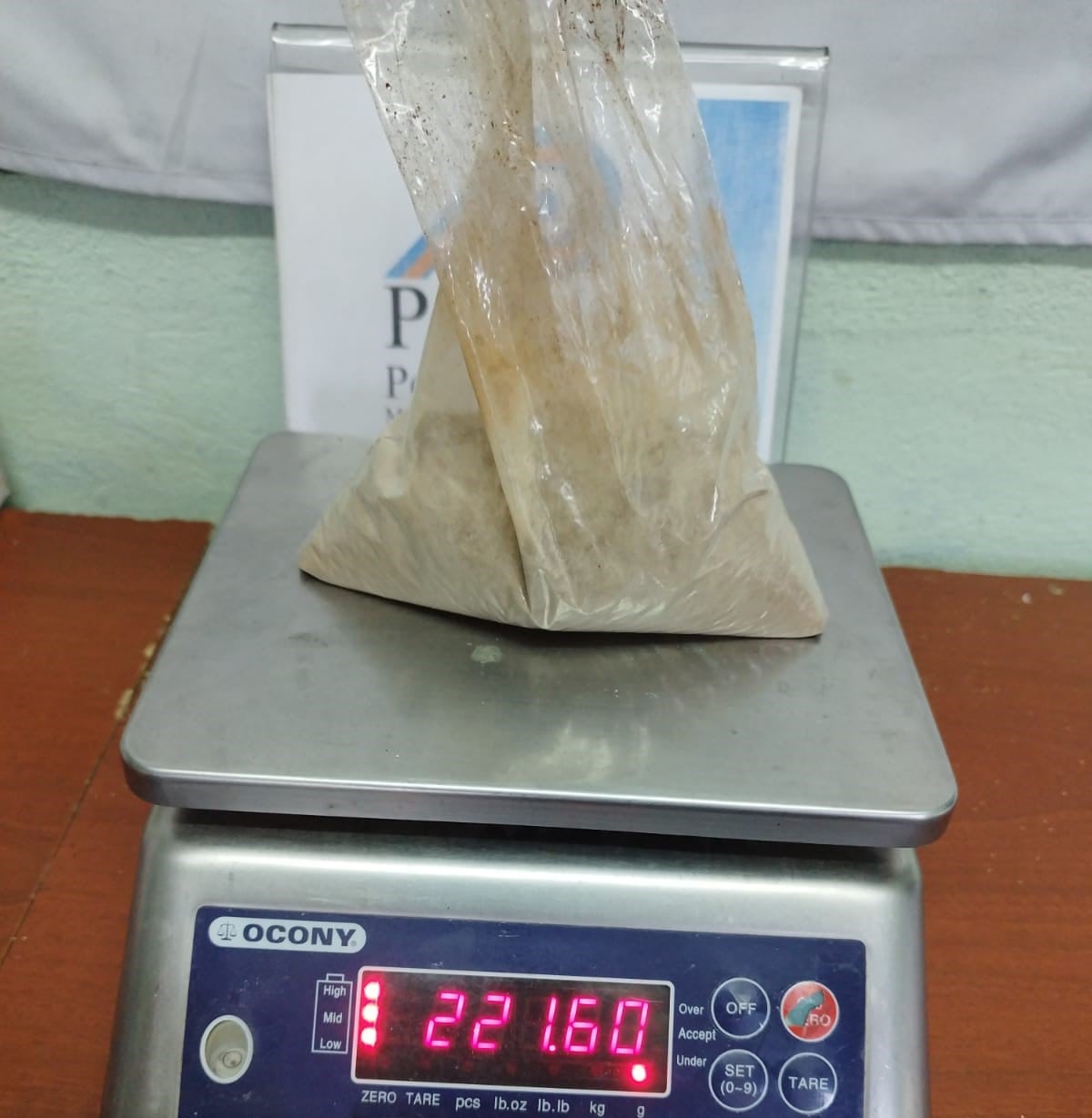 Policía Penitenciaria decomisa cajas de cerveza en camión y bolsas de café con cocaína. Foto Ministerio de Justicia.