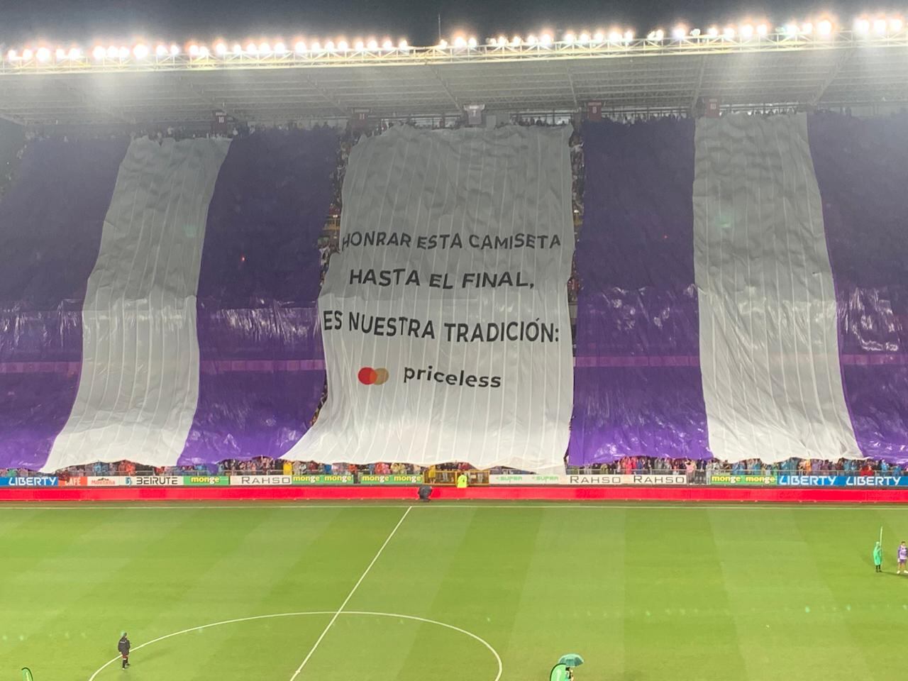 Recibimiento estadio Saprissa previo al clásico entre Saprissa y Alajuelense. Foto: Sergio Alvarado