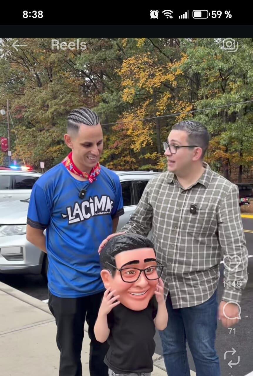 Elías Alvarado recibió mascara personalizada