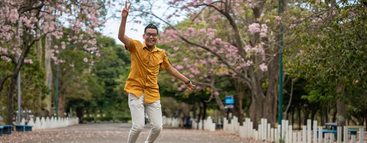 John Mora es un migrante nicaragüense que vive en Costa rica y que se alegra de haber podido encontrar en este país las oportunidades que andaba buscando para crecer en sus estudios y sus sueños profesionales