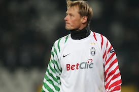 Falleció Alex Manninger, exportero del Juventus y Arsenal, tras violento accidente con un tren