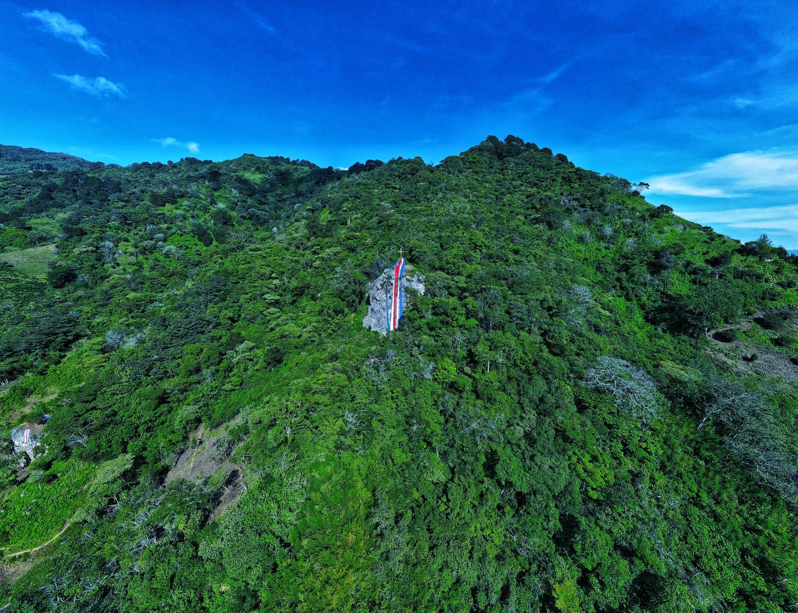 Le contamos lo que usted no vio de la inmensa bandera patria que adornó la piedra de Aserrí entre el 14 y el 15 de setiembre gracias a una iniciativa de La Potente, un medio de comunicación aserriceño y su director es Fabián Alvarado Picado