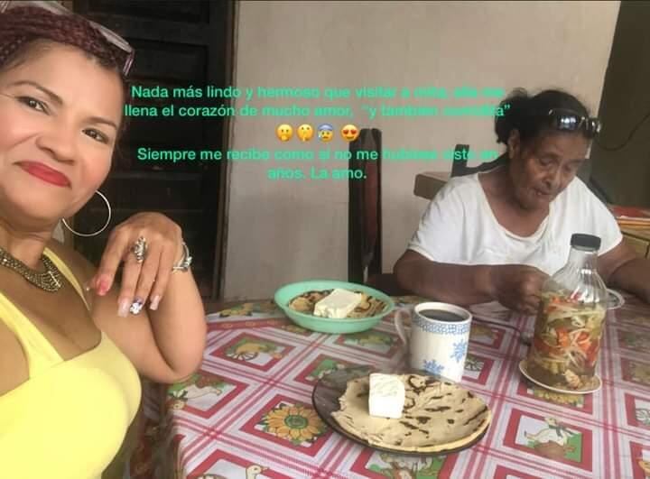 Esta es una de las últimas fotos de Margarita Flores junto a su mamá, doña Carmen Castro. Foto cortesía Katia Sáenz.