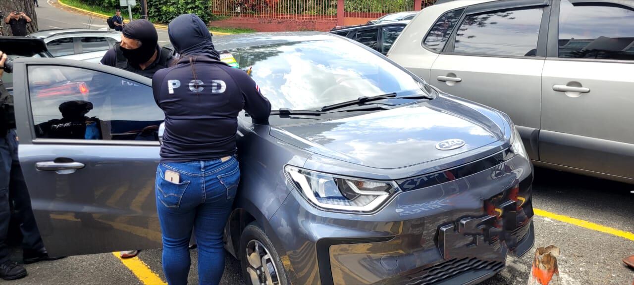 Tres hombres fueron detenidos por la PCD y la DEA en Escazú. Foto MSP.