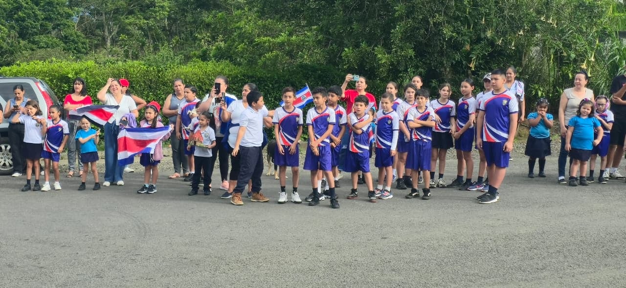 La Antorcha de la Independencia no se detiene. Ingresó a Costa Rica el pasado domingo 13 de setiembre a eso de las 10 de la mañana y sigue avanzando alegre y patrióticamente por todo el país el 14 de setiembre