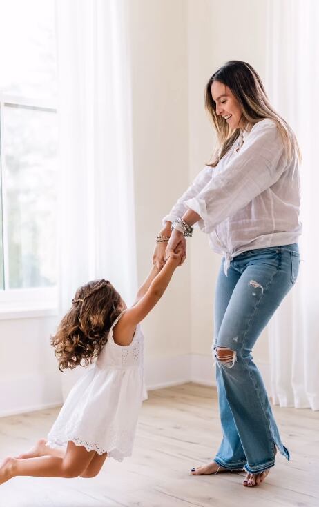 Karina, la hija de Rolando dio a luz a su bebé Lucas, a mediados de semana. Yuliana es su hija mayor. Instagram Karina Fonseca.