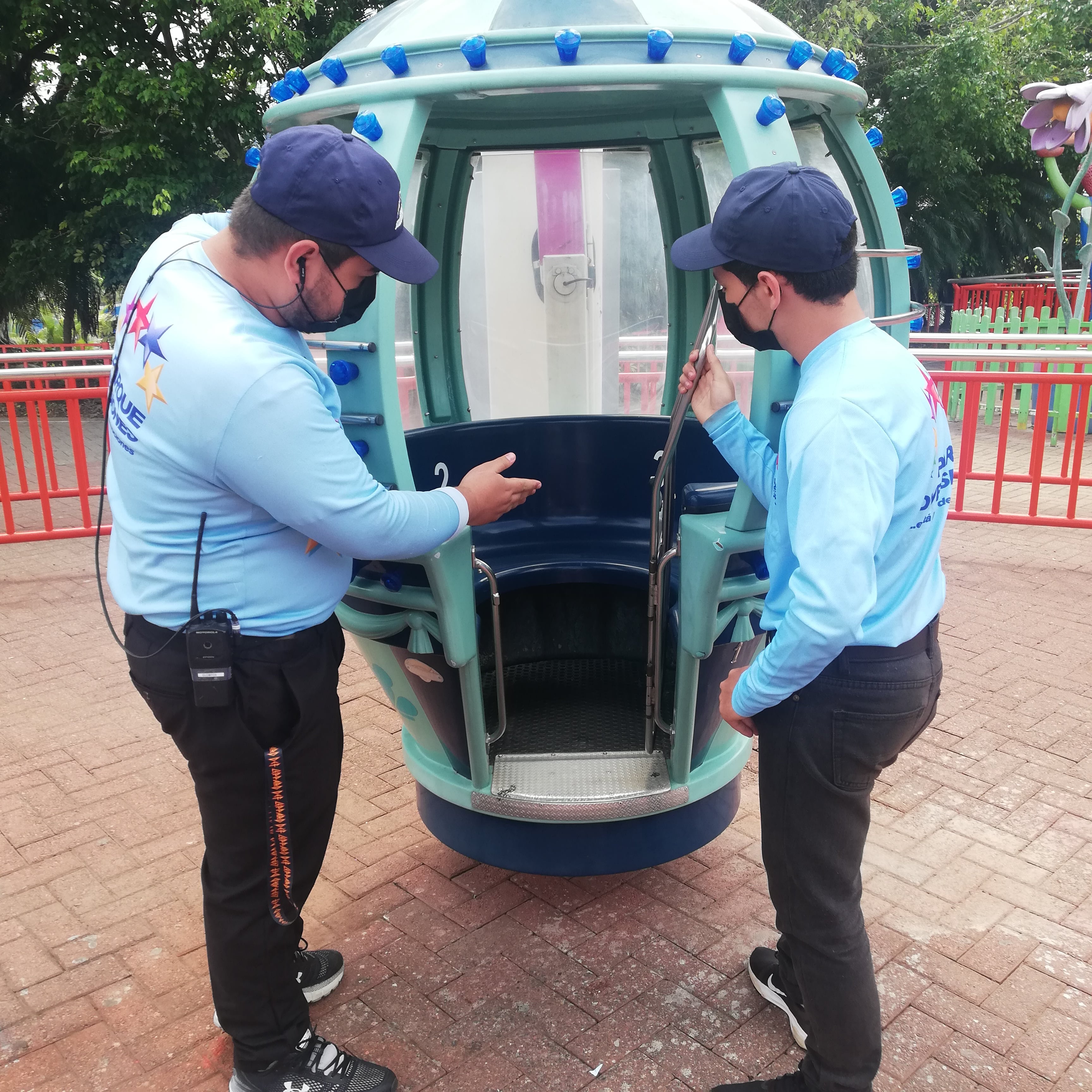 El 1 de diciembre, y después de 20 meses cerrado por la pandemia, el Parque Nacional de Diversiones reabre sus puertas al público, bajo estrictos protocolos higiénicos; el 17 de noviembre los visitamos para ver los avances en la puesta a punto de las 30 atracciones. En la foto, Joseph Araya Villalobos y Carlos Muñoz Cheng, revisan los globitos.