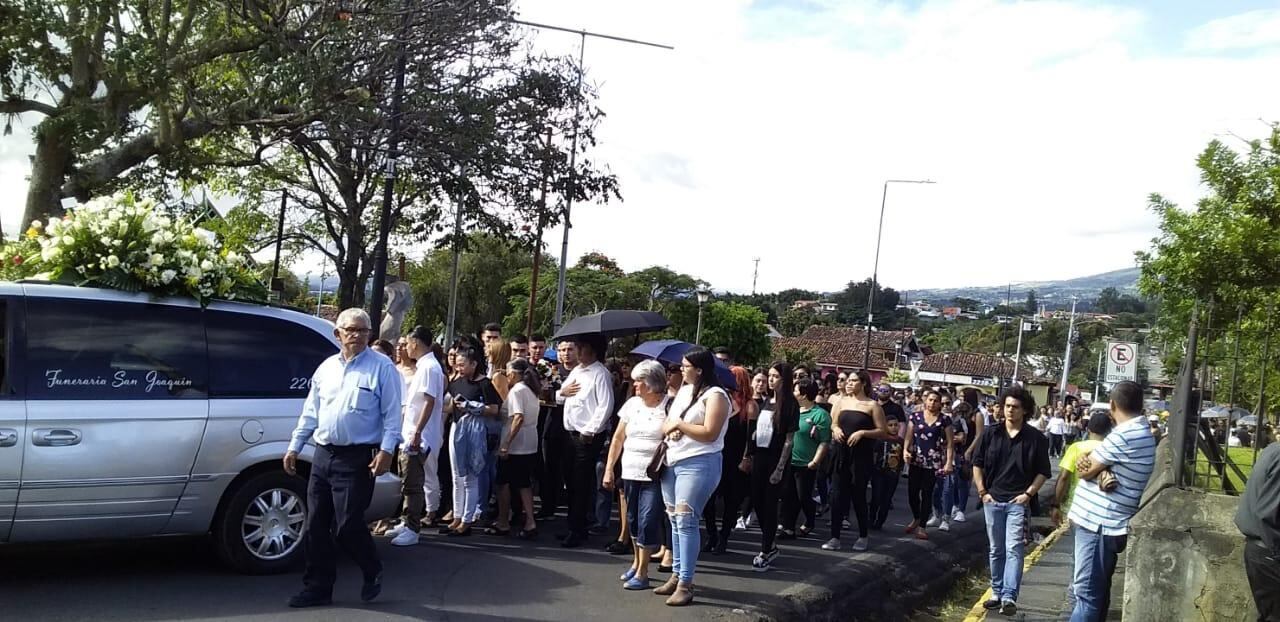 Funeral de Eva Morera, joven asesinada por su expareja en Heredia. Foto Adrián Galeano